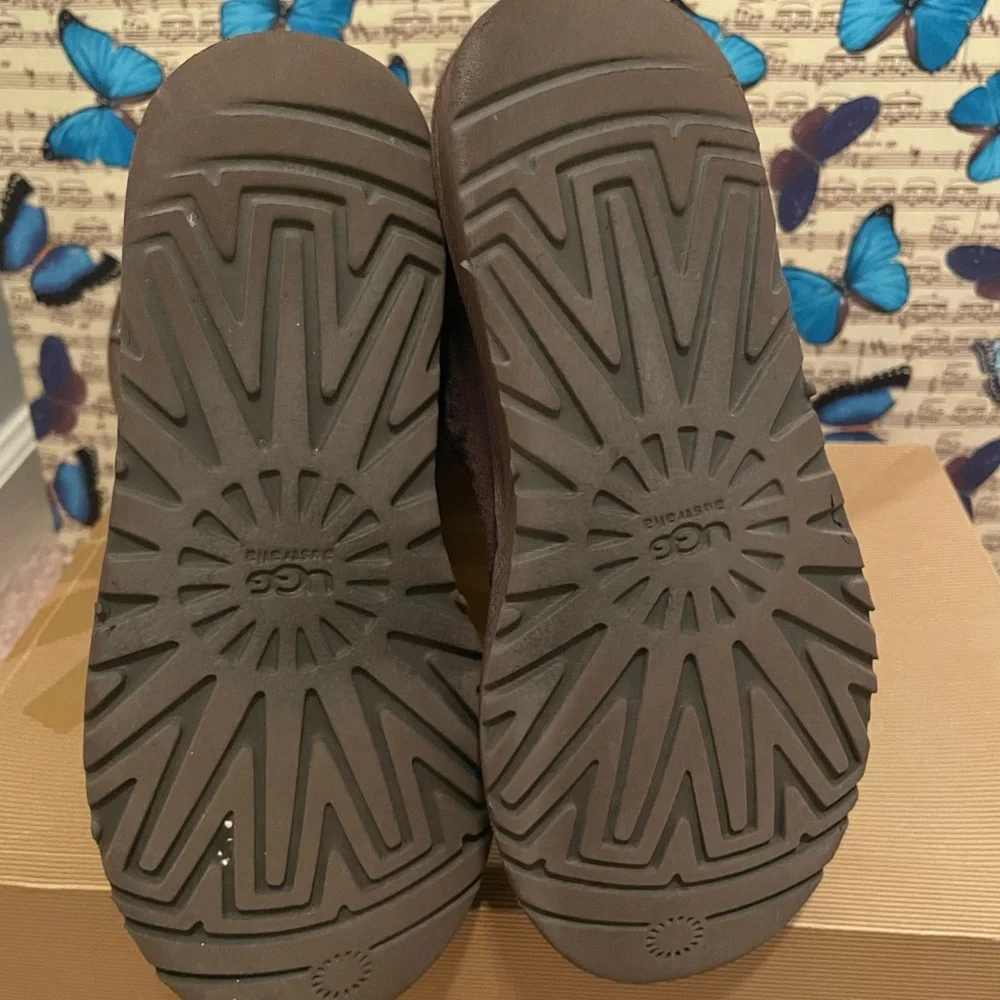 Clearance: “UGG” kids 6 women’s 8-8.5! - Picture 10 of 10